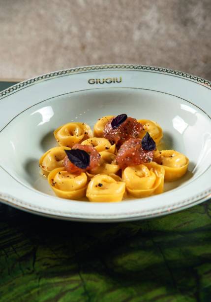 Tortellini cacio e pepe: receheado com o molho de queijo e pimenta com tartare frio de camarão fresco ao limão-siciliano