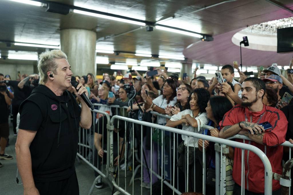 Jota Quest apresenta show surpresa no metrô de São Paulo
