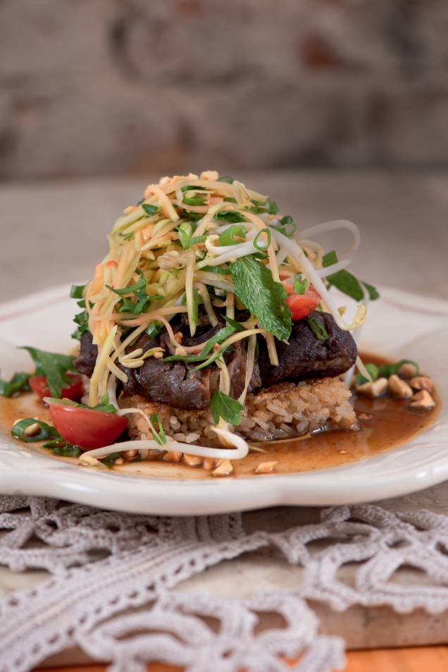 Bochecha de porco: parceria com gohan e salada de papaia do Josefa no Paraíso Bochecha de porco: parceria com gohan e salada de papaia do Josefa no Paraíso