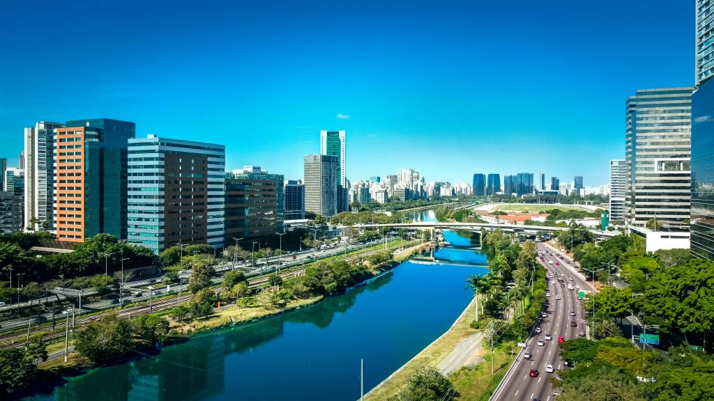 A cidade brilha a oeste