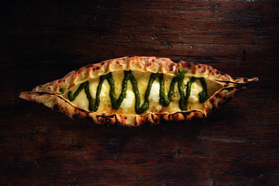 Shuk Esfihas: pidé cabrada servida na unidade Shuk Esfihas: pidé cabrada servida na unidade