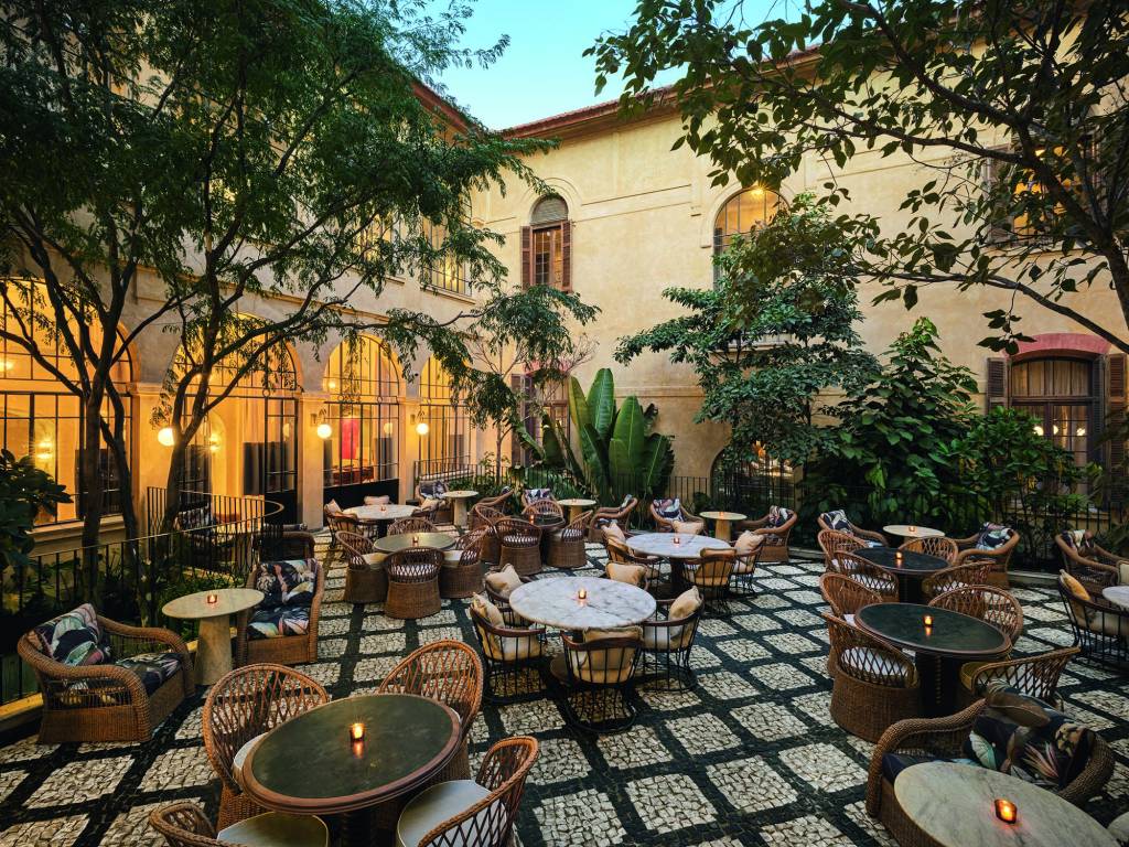 Soho House São Paulo-Crédito Soho House-Divulgação (1) Pátio com árvores e mesas e cadeiras