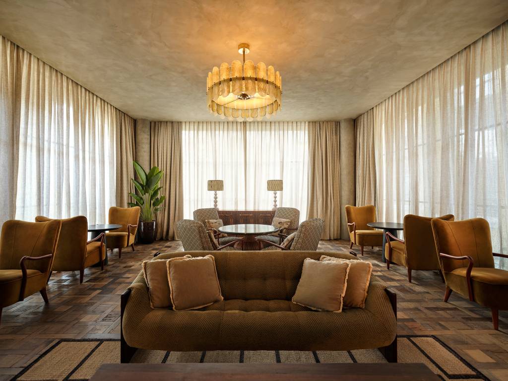 Soho House São Paulo-Crédito Soho House-Divulgação (2) Sala com sofás e mesas