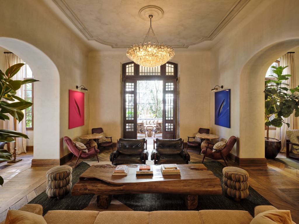 Soho House Sao Paulo, club 2 – Credit_ Christopher Sturman Sala com mesa de centro, porta dupla alta e sofás