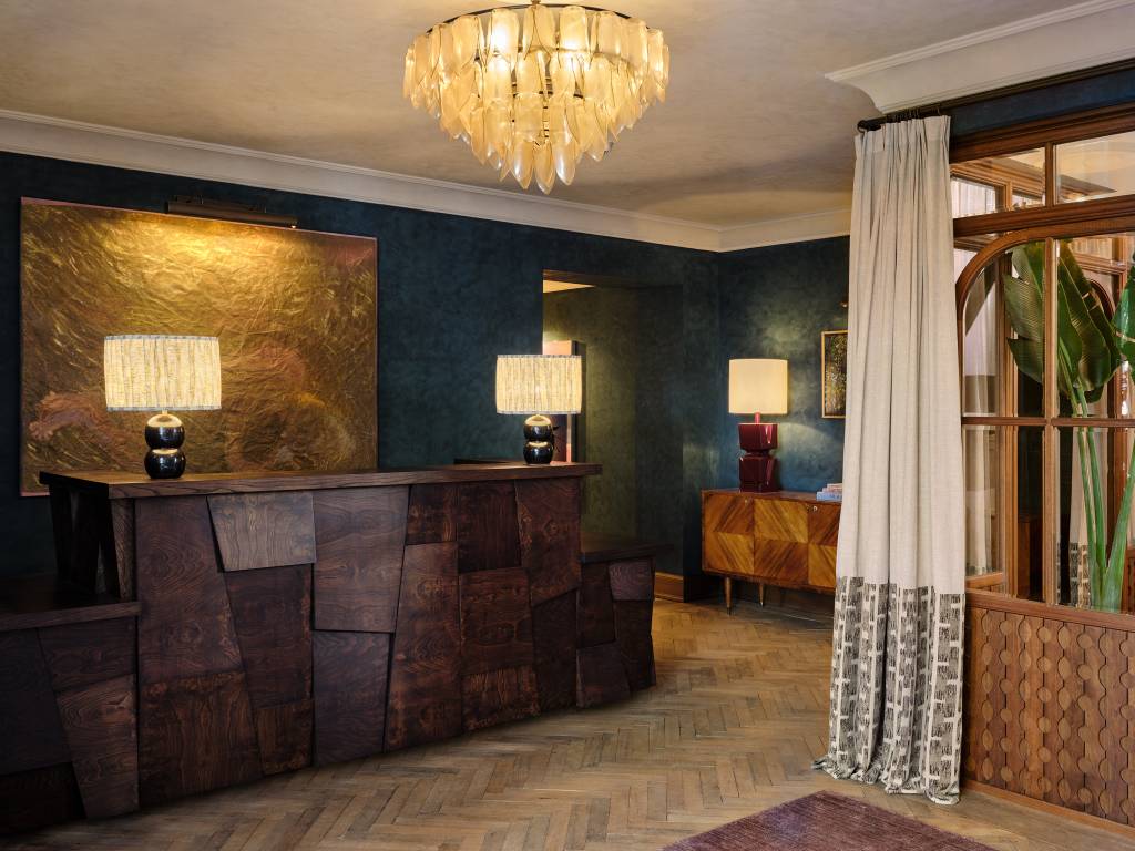 Soho House Sao Paulo, reception – Credit_ Christopher Sturman Recepção de hotel com balcão em madeira