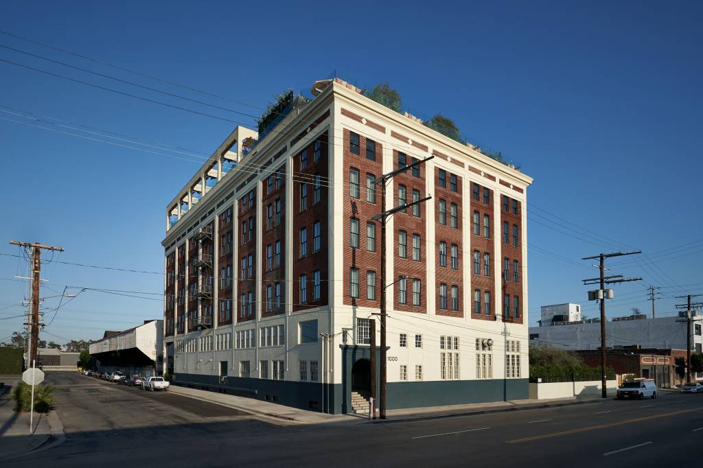 Soho-House-Warehouse-Exterior-Crédito Soho House-Divulgação Foto de prédio de sete andares branco com tijolos