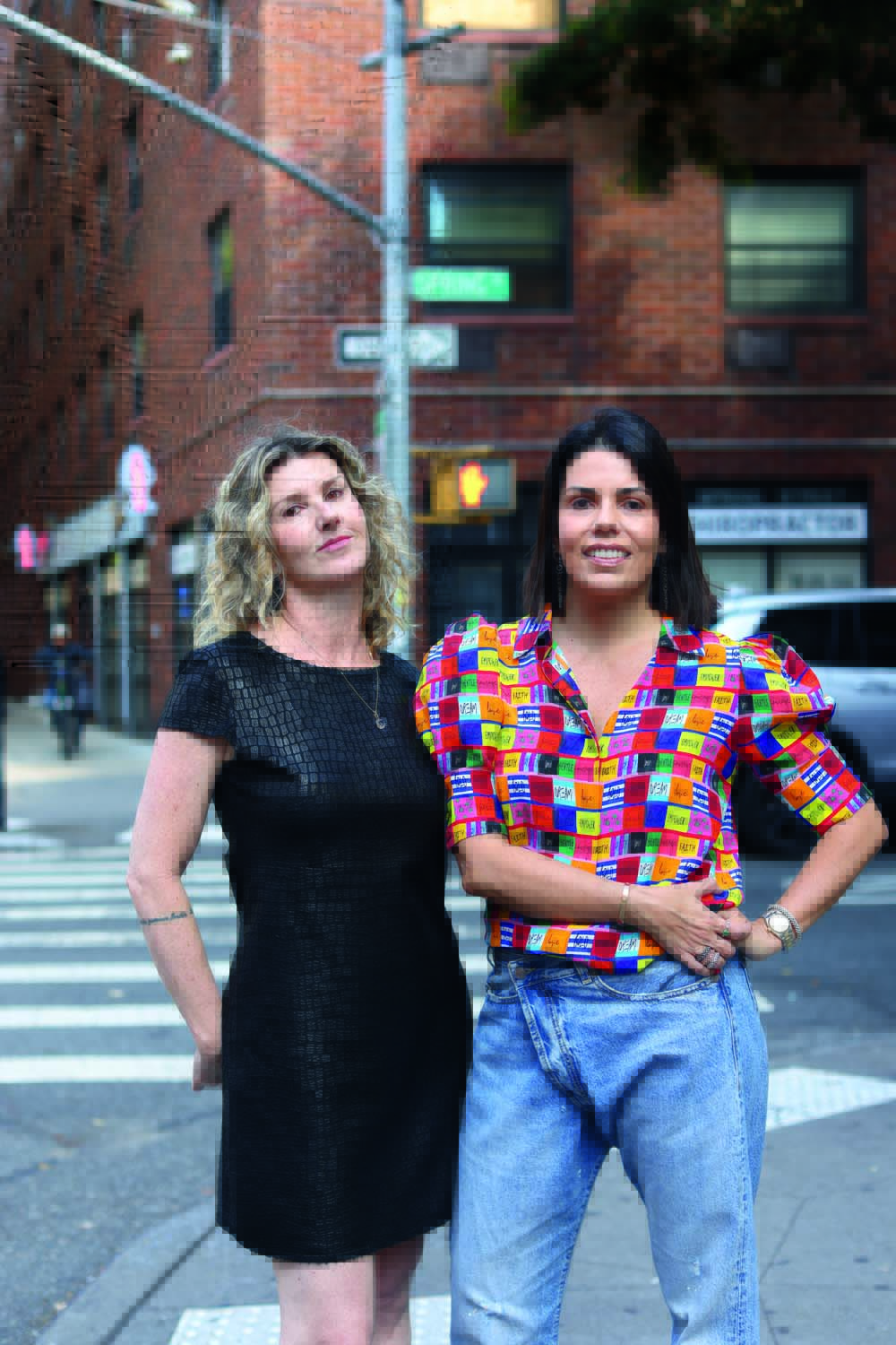 YUS – Janine Bitencourt e Maria Laura Literio-Crédito Jorge Bispo-Divulgação (1).JPG Duas mulheres, uma loira, outra morena, posam em esquina de Nova York.