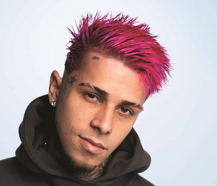 Moço de cabelo rosa