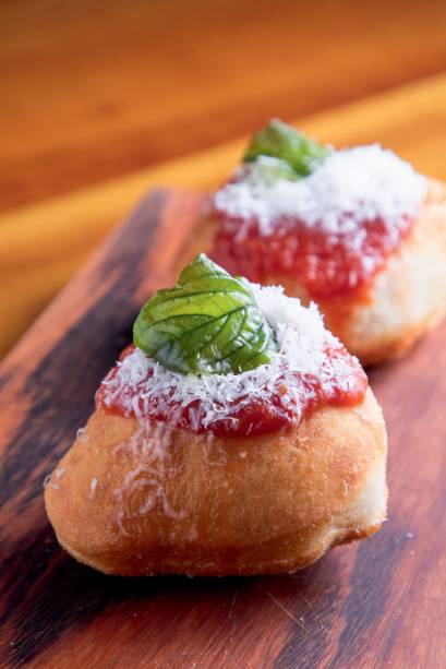 Montanare: massinha frita com molho de tomate, queijo tulha e manjericão cristalizado