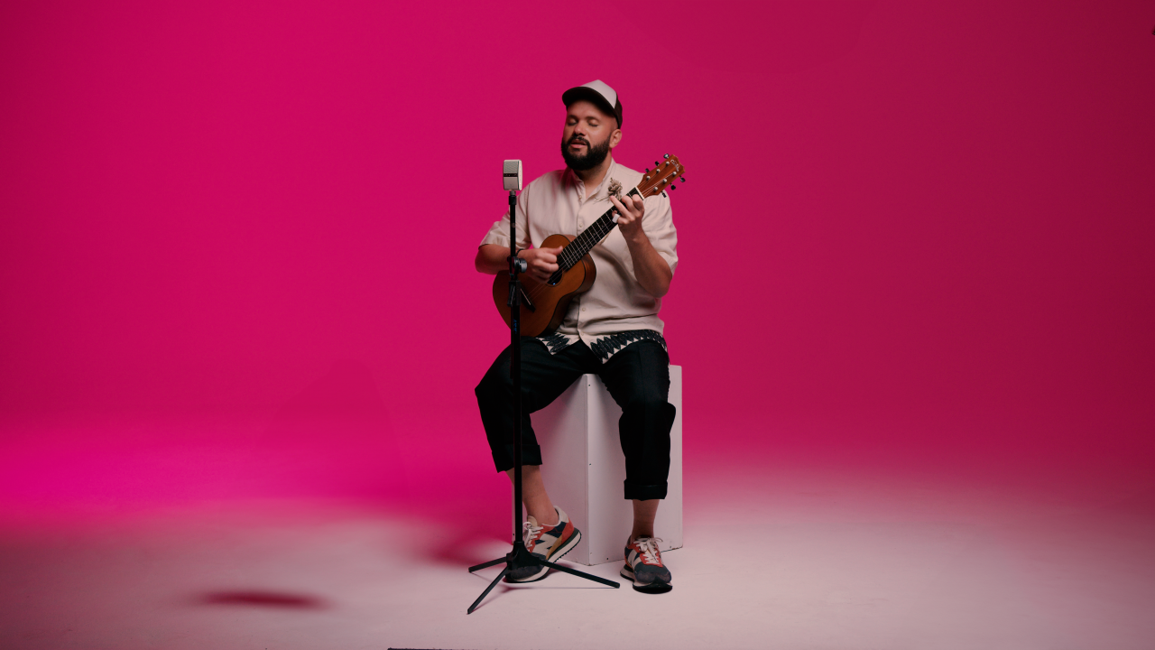 O cantor Estêvão Queiroga: novo single