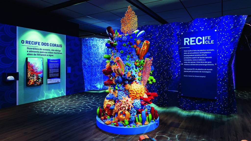 3D de espaço com réplica de corais em uma árvore central