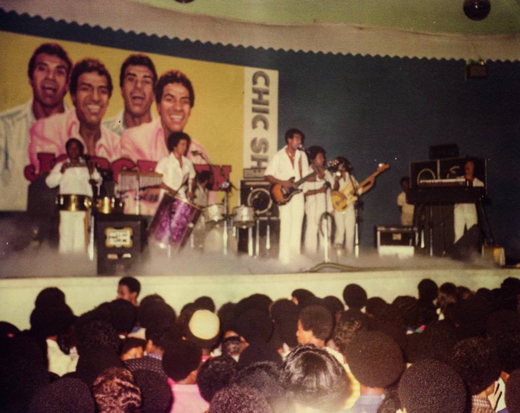 GRANDE TERCEIRA PÁGINA Jorge Ben na Chic Show de 1974, no Palestra Italia. Crédito Arquivo Chic Show_DivulgaçãoJPG.jpg jorge-ben-jor-chic-show-foto-palestra-itália
