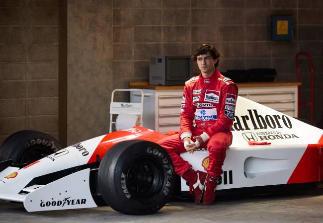 Gabriel Leone, como Ayrton Senna, na série da Netflix