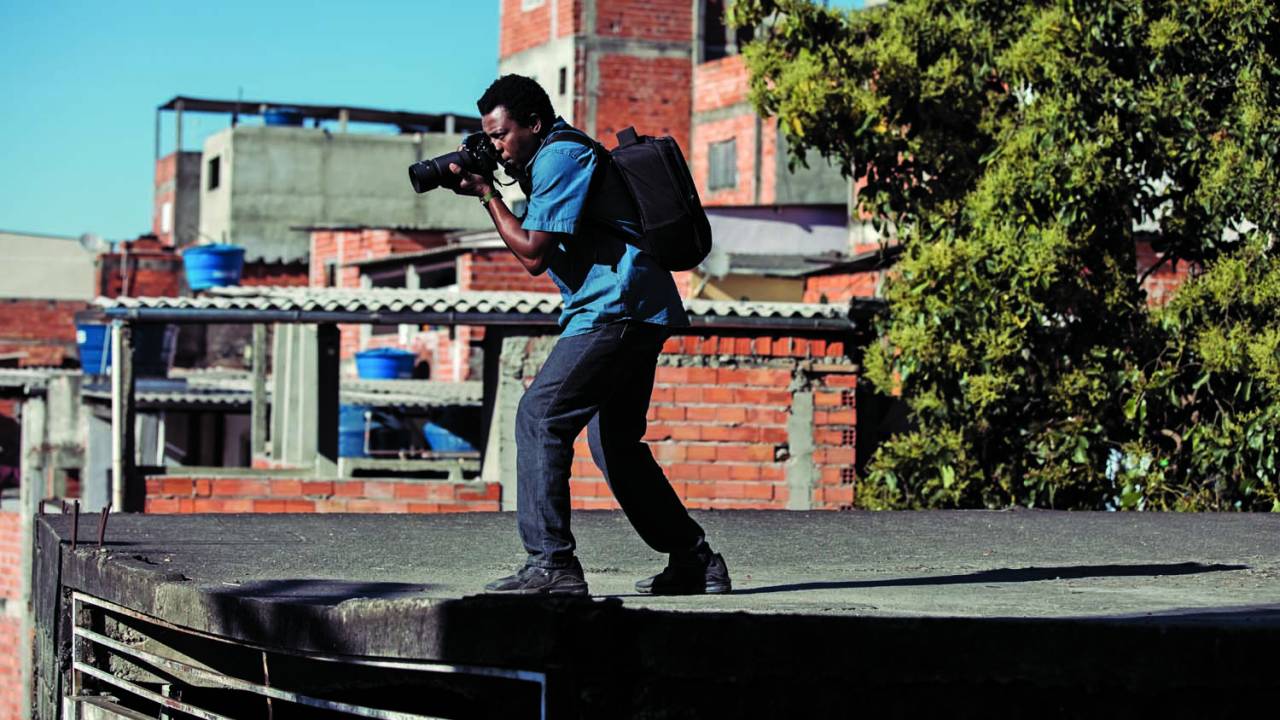 Fotógrafo Buscapé (Alexandre Rodrigues) na série de 'Cidade de Deus'