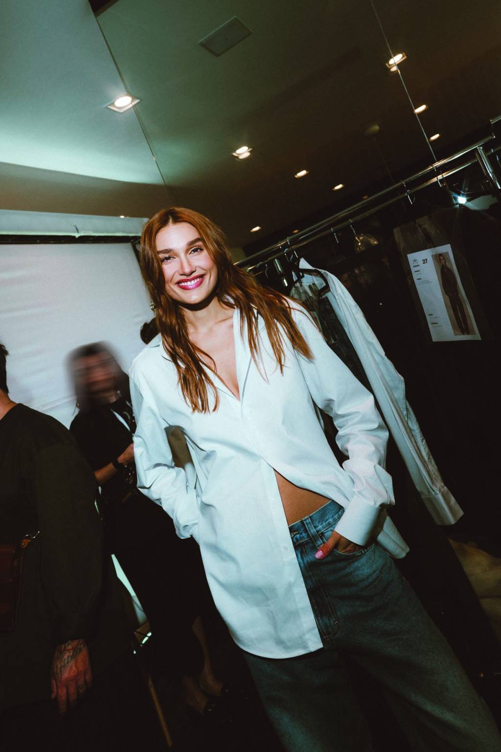 Sasha Meneghel Crédito Leca Novo-Divulgação (2).jpg Mulher loira sorri e veste camisa branca