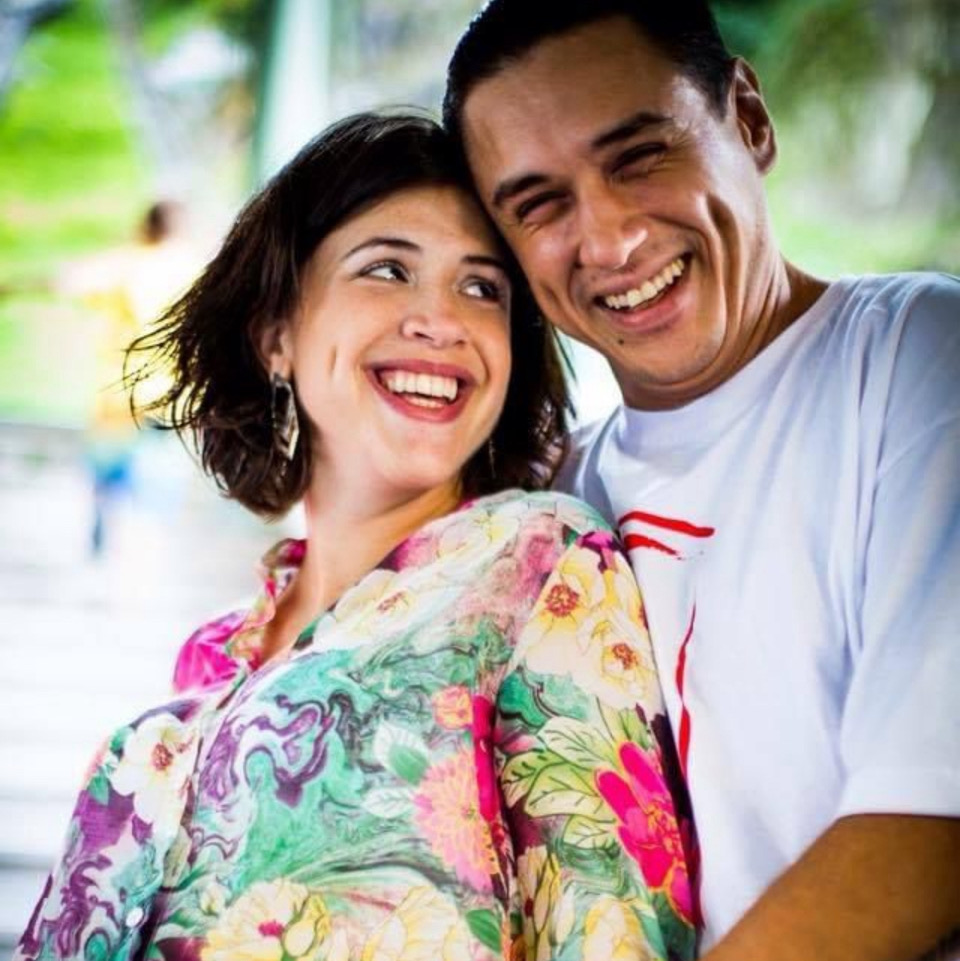 Thiago Espirito Santo e Giselle Ventura Crédito Jean Viduolis-Divulgação Casal posa sorrindo abraçado