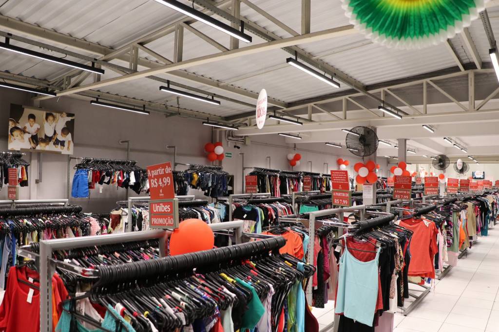 Unibes Bazar Divulgação (1) Área interna de bazar de roupas