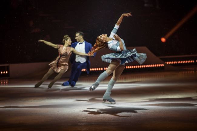 Cena do espetáculo com artistas e patinadores