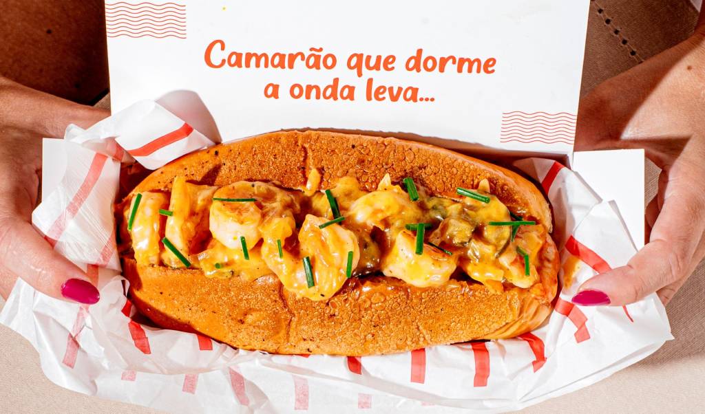 Sanduíche com camarão no pão de hot dog