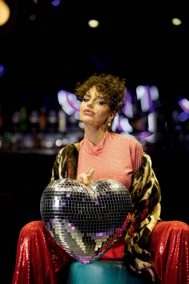 0032 Bar Tenders Lily Scott.jpg lily-scott-love-cabaret-mulheres