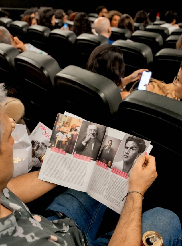 Leitor folheando a Vejinha Leitor folheando a Vejinha