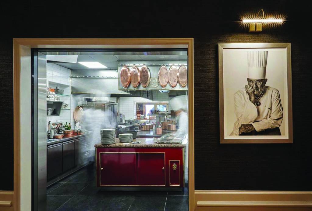 Laurent Suaudeau prepara jantares com pratos do restaurante de Paul Bocuse