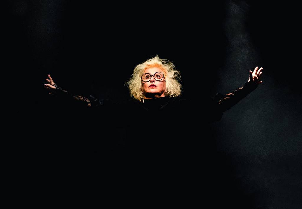 ‘A Aforista’ ganha nova temporada no Teatro Vivo