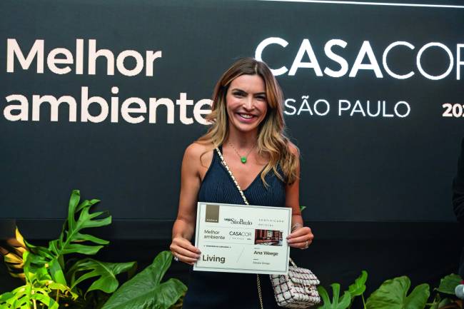 CASACOR2024_FestaEncerramento_PrêmioVeja(AdrianaBarbosa)-03113.jpg Ana Weege, premiada em Living