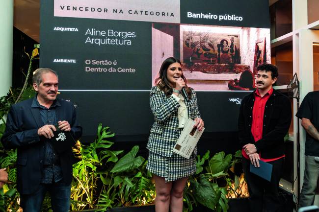 CASACOR2024_FestaEncerramento_PrêmioVeja(AdrianaBarbosa)-03135.jpg Lorençato, a vencedora em Banheiro Público, Aline Borges, e o repórter Mattheus Goto