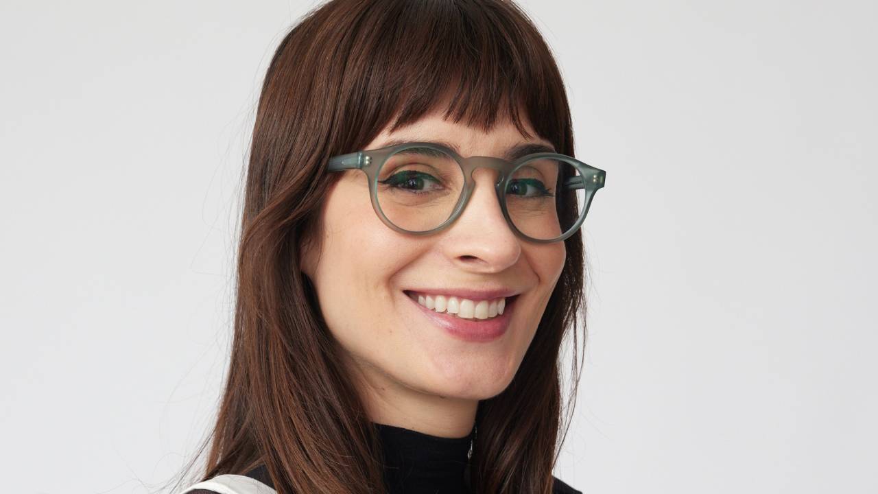 Mulher branca de franja sorri