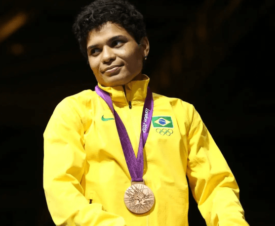 Boxeadora do bronze em 2012 ganha medalha de volta e abre academia em SP