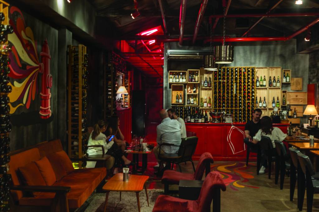 Conheça o Saída de Emergência, bar de vinhos não óbvios na Rua dos Pinheiros