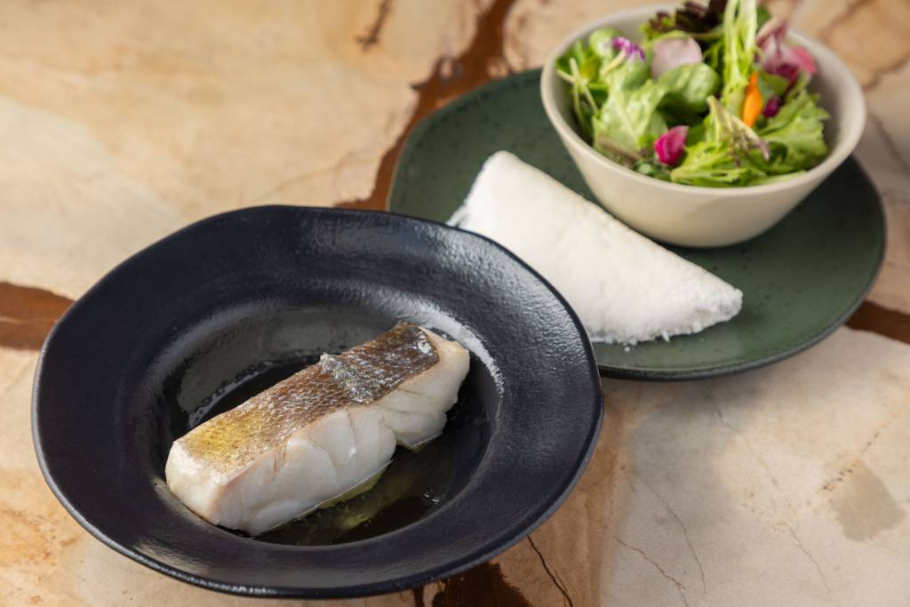 Irina Restaurante, num pátio de teto retrátil, mira peixes e frutos do mar