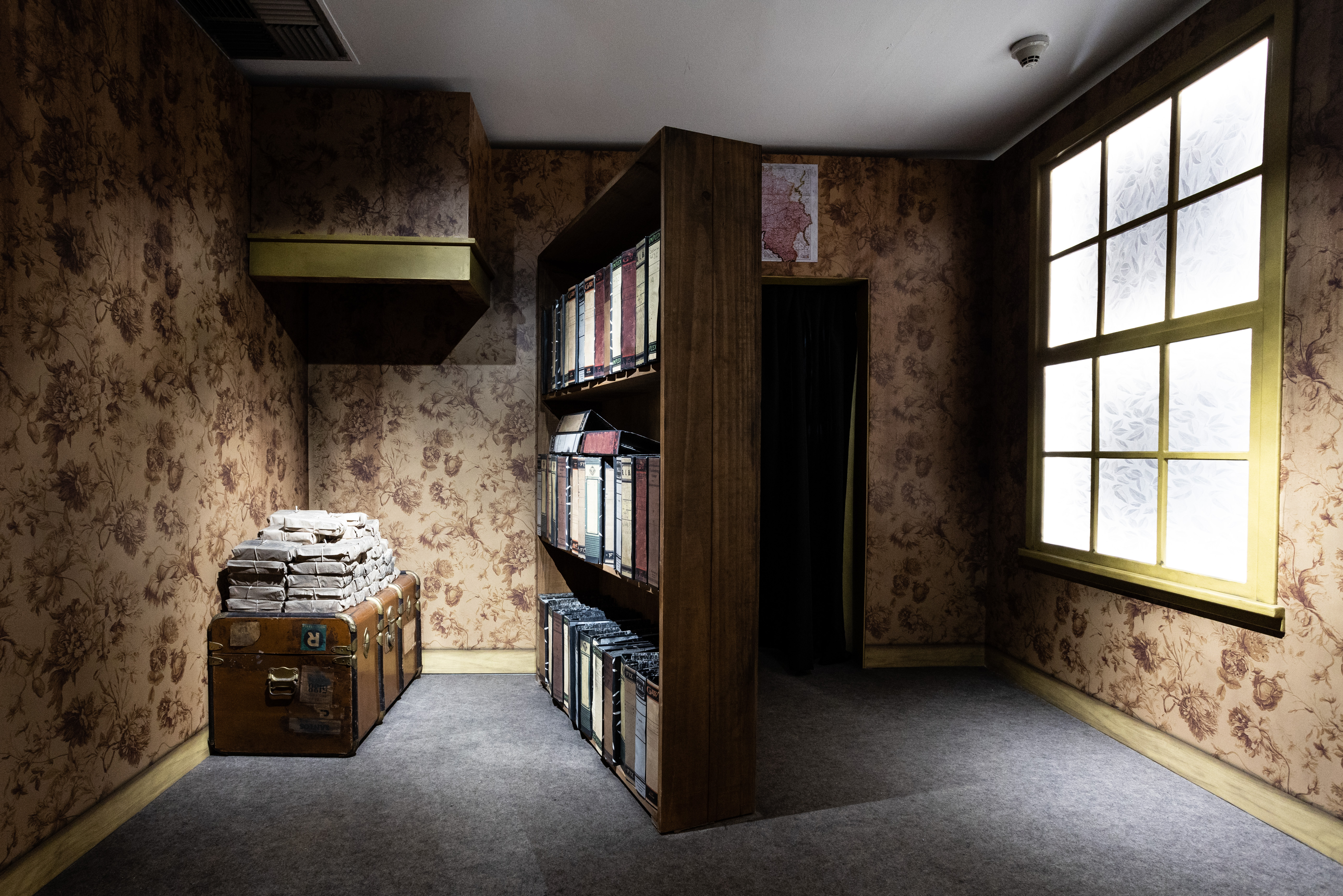 Réplica de anexo secreto em mostra de Anne Frank na Unibes Cultural
