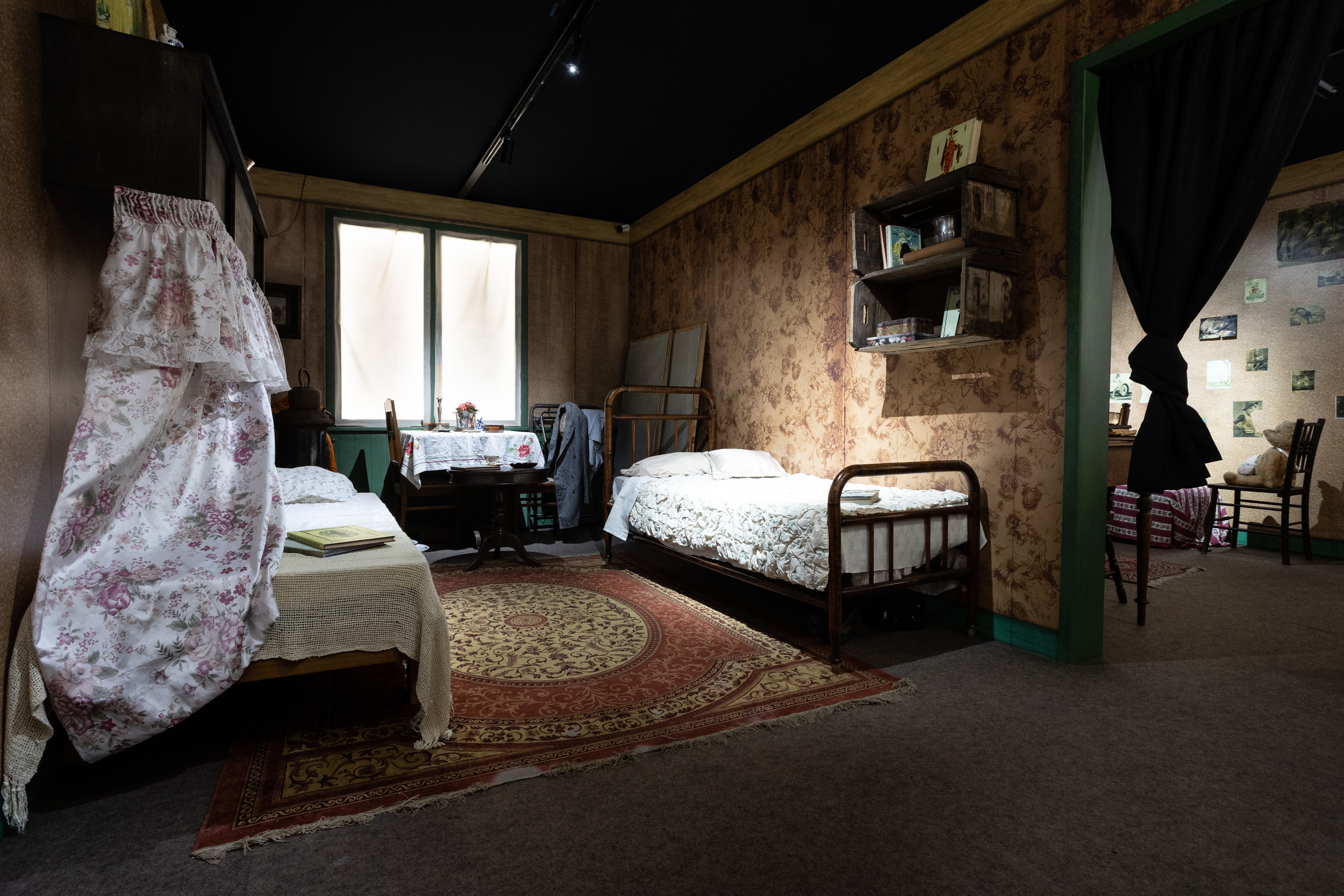 Réplica de anexo secreto em mostra de Anne Frank na Unibes Cultural