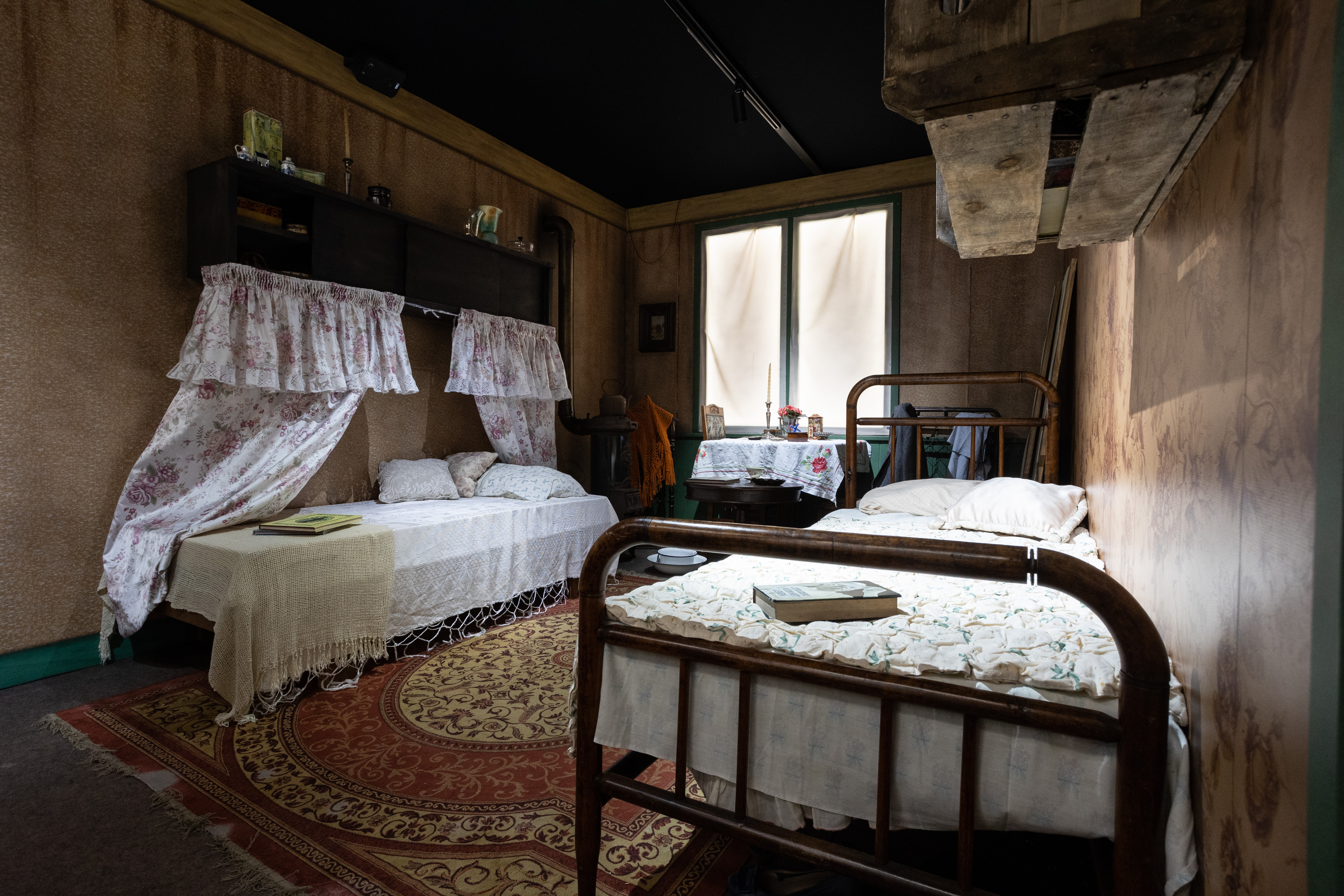 Réplica de anexo secreto em mostra de Anne Frank na Unibes Cultural