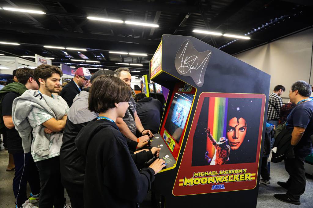 Evento de videogames retrô aposta em fliperamas e clima de nostalgia