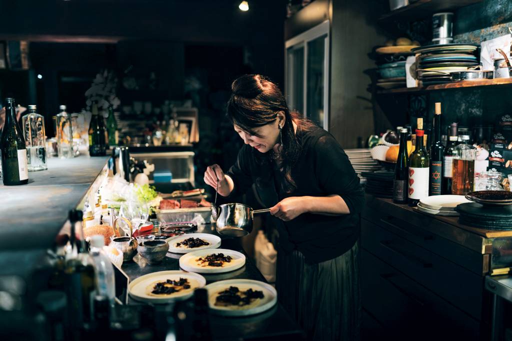 Kana Mamiya, chef japonesa, prepara jantares em dois restaurantes de SP