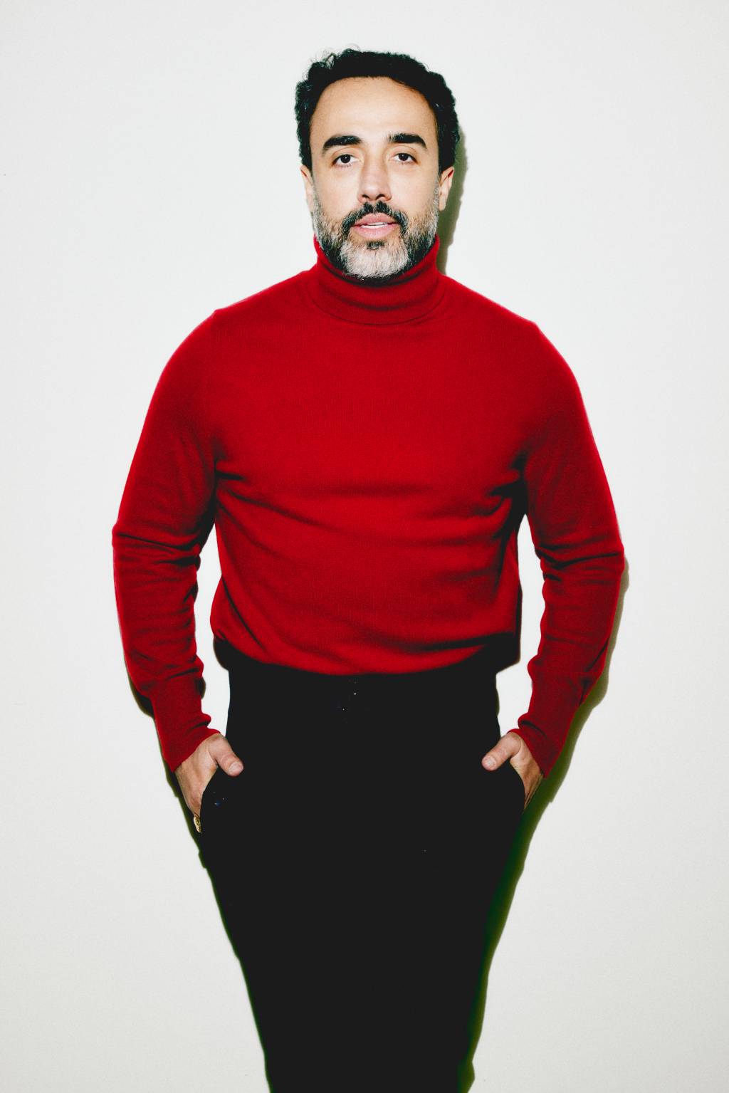 Yan Acioli Crédito Igor Melo-Divulgação (5) Homem de barba e suéter de gola alta vermelho