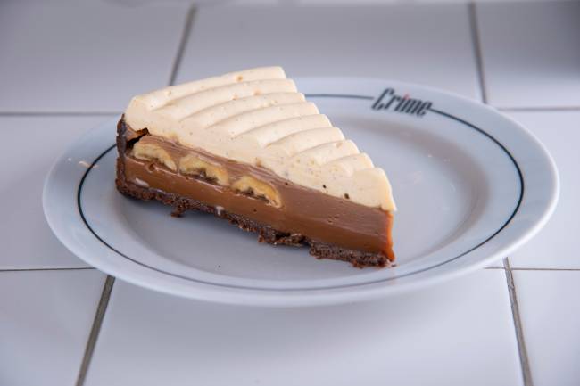 Crime Pastry Shop Prato com doce em cima e fundo branco