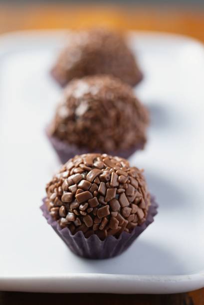 Brigadeiro do Zé: docinho com chocolate belga e granulado achatado Brigadeiro do Zé: docinho com chocolate belga e granulado achatado