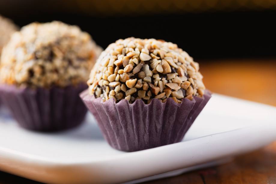 Brigadeiro do Zé: docinho enrolado em castanha crocante Brigadeiro do Zé: docinho enrolado em castanha crocante