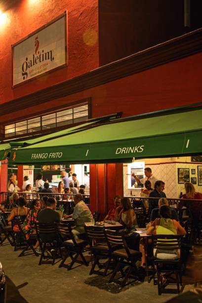 Galetim: fachada do bar com mesas na calçada