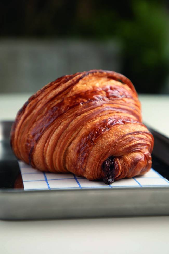 Croissant bem de perto em cima de uma bandeja