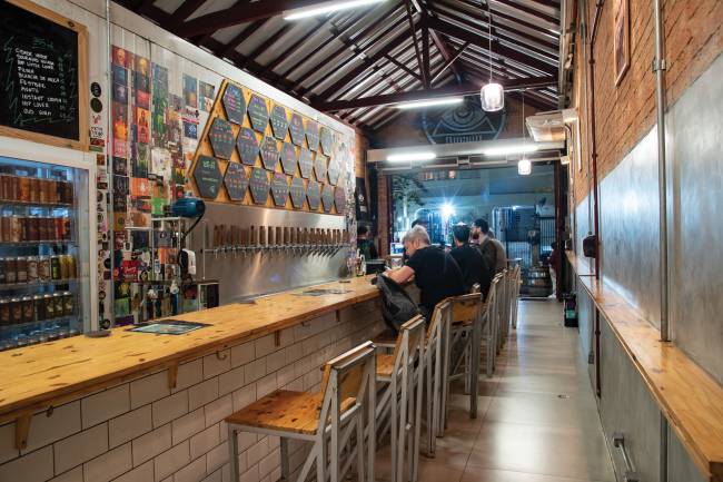 Dogma Balcão da cervejaria com bancos