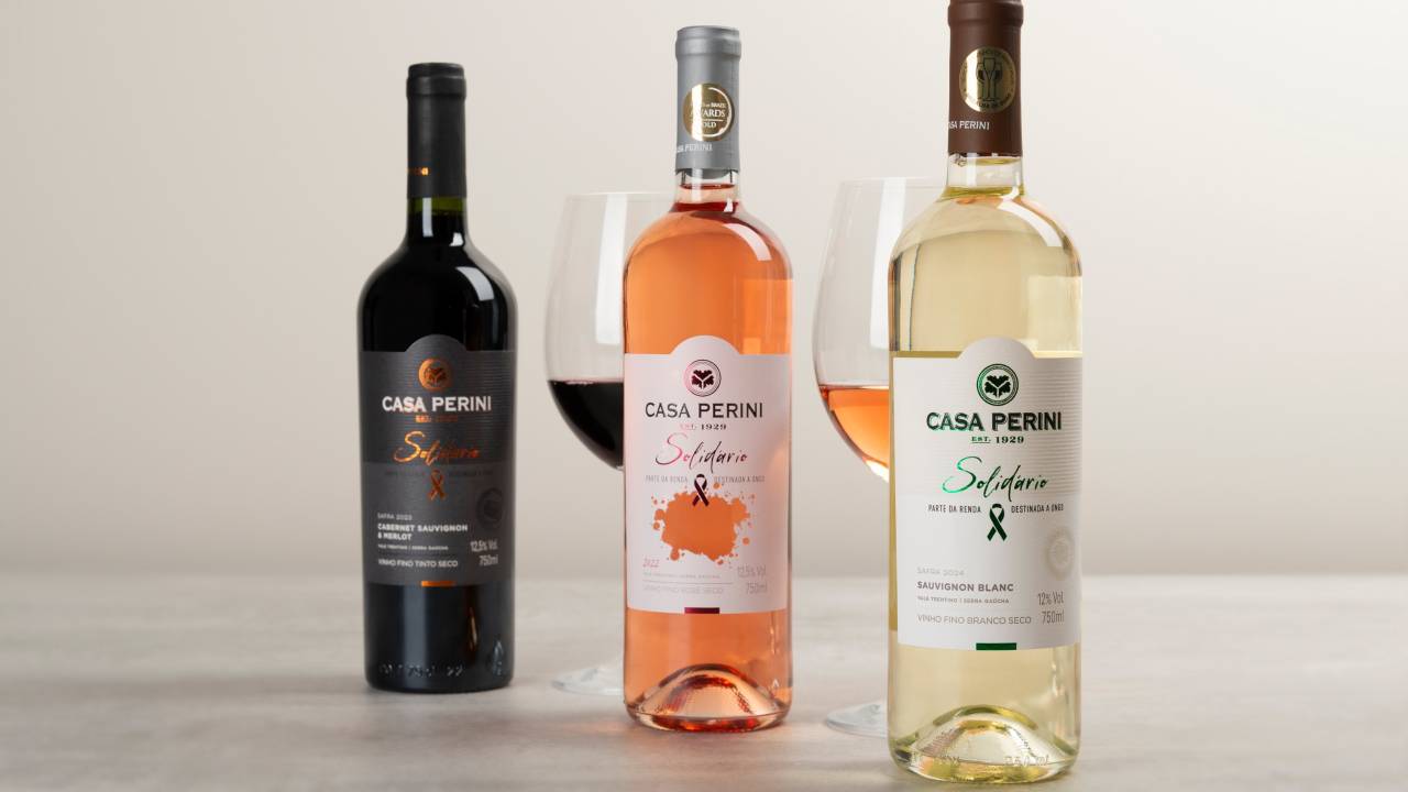Vinhos enfileirados com fundo claro