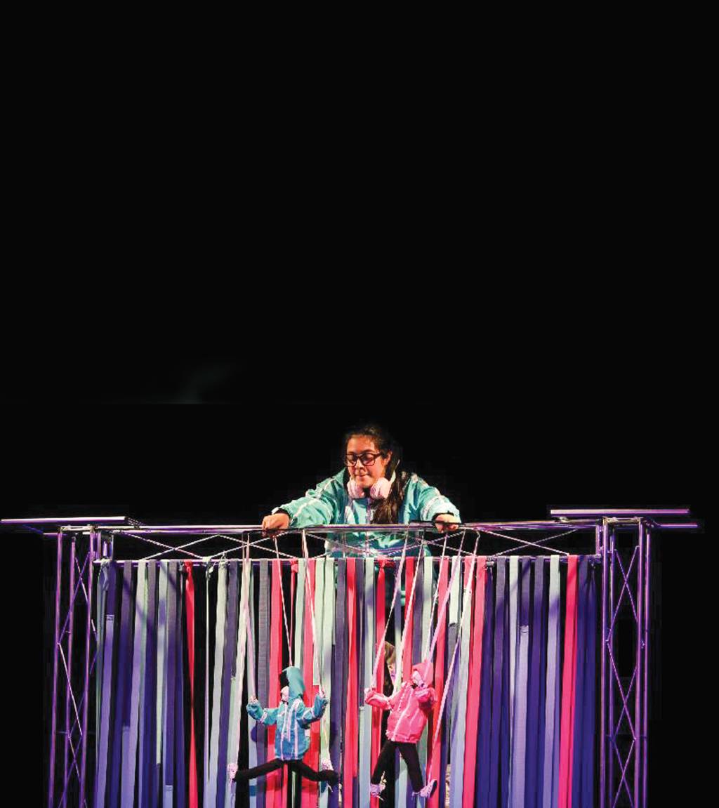 Equipe Flávia Garrafa encena espetáculo juvenil sobre redes sociais