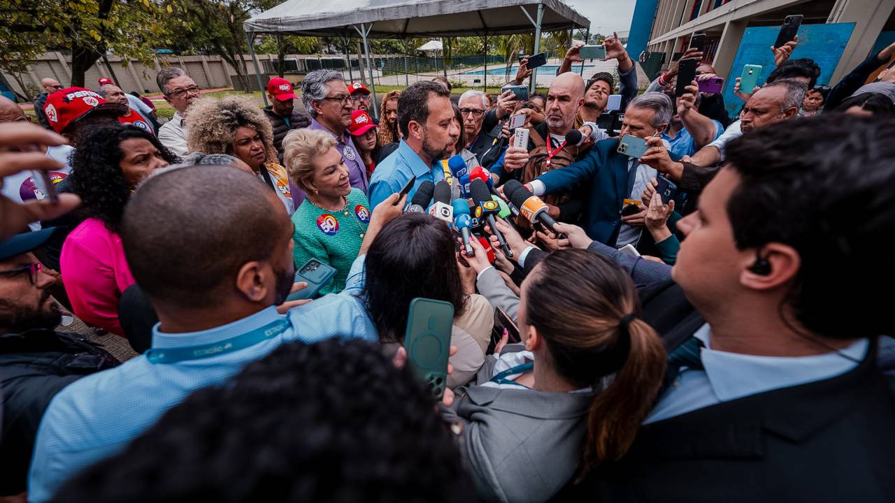 Pessoa rodeada de muitas outras pessoas na rua