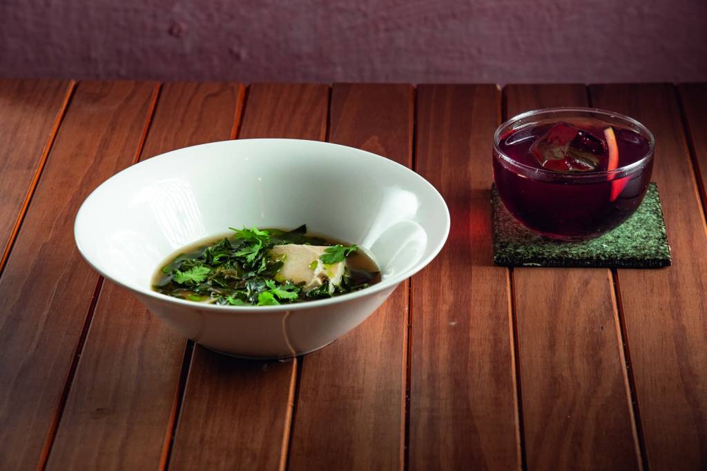 Alcova é meio bar e meio restaurante e fica escondido em imóvel antigo