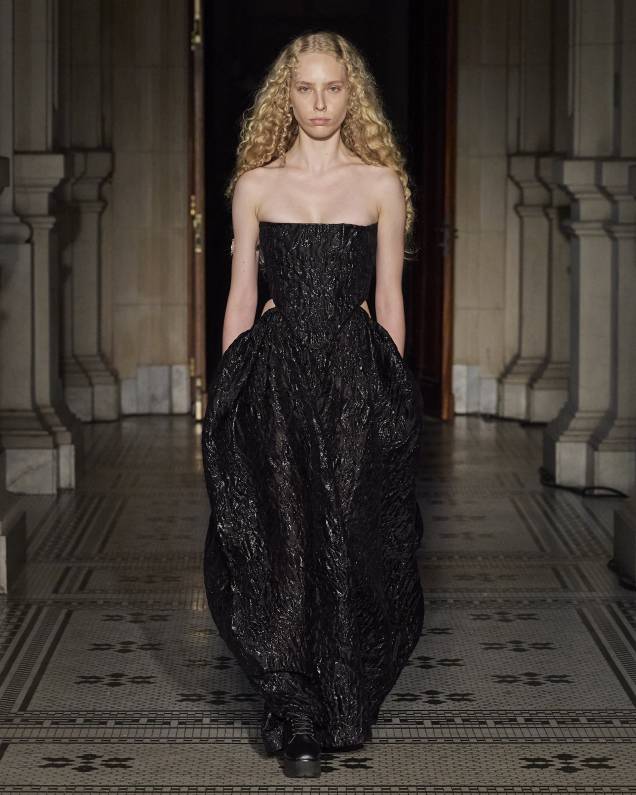 Vestido com corpete estruturado e volume na saia: luxo Vestido com corpete estruturado e volume na saia: luxo